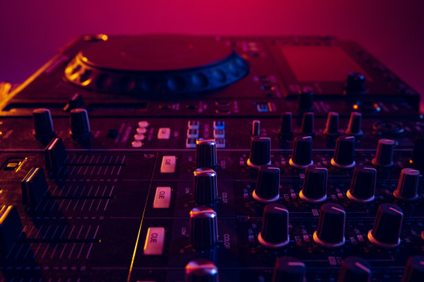 专业音响师、dj混音师在黑暗夜总会的特写图像。派对时间图片下载