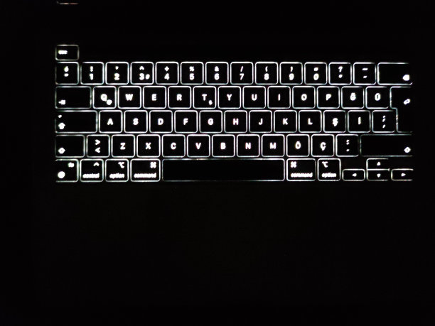 在黑暗中带灯的电脑键盘图片下载