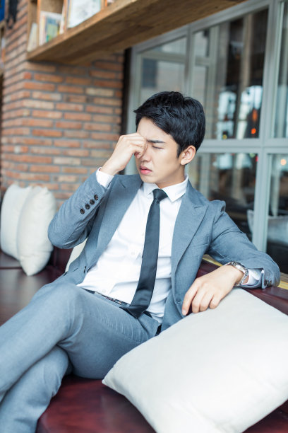 穿着西装的中国人图片下载