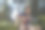 一名亚洲男子在公园玩吉他时使用手机图片下载