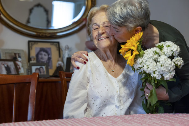 母亲节在家，老奶奶抱着女儿图片下载