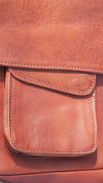 皮瓣和口袋在棕色皮包图片下载