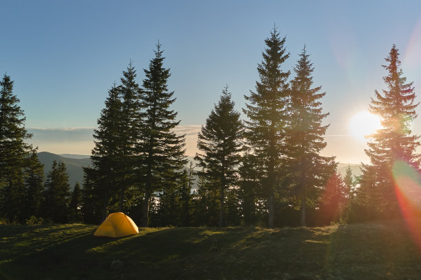 在阳光明媚的晚上，游客在山上露营地露营帐篷的鸟瞰图。积极的旅游和徒步旅行理念图片下载
