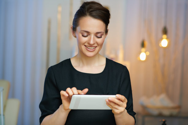 现代美容院快乐的女职工图片下载