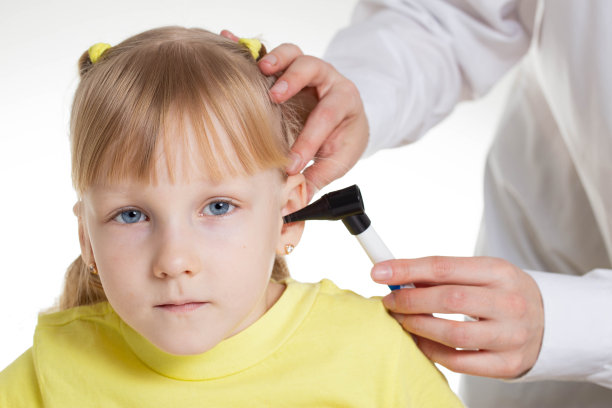 耳鼻喉科医生用设备进行近距离耳镜检查。耳膜及耳道的治疗及常规检查。女孩5岁图片下载