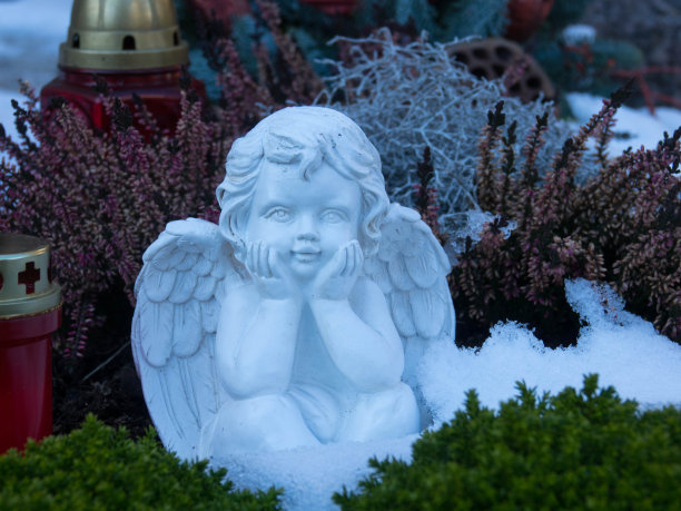 天使雕像雕塑与头在手上看若有所思的距离。墓地里的墓葬装饰图片下载