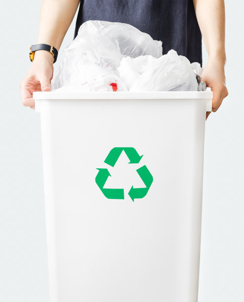 处理回收箱内装满塑料袋的人。图片下载