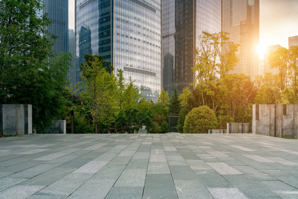 日出时分，市中心现代办公大楼前的地面空空如也。图片下载