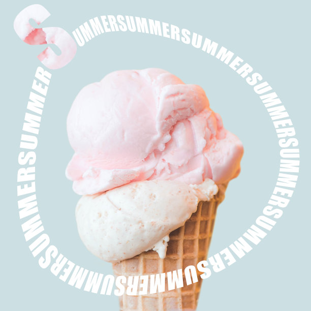 夏天的概念，一个华夫饼粉色冰淇淋的圆锥形在浅蓝色的背景和一个设计师的铭文周围。图片下载