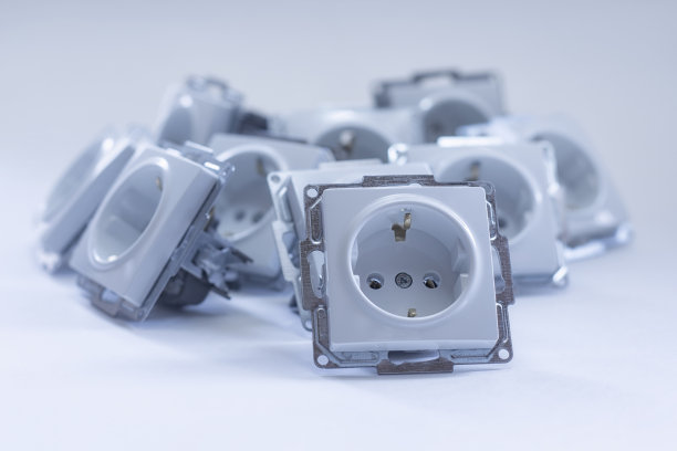 白色背景上的家用塑料插座。图片下载