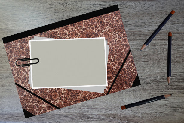 用回形针装订的白色纸张硬纸板和铅笔图片下载