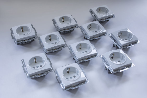 白色背景上的家用塑料插座。图片下载