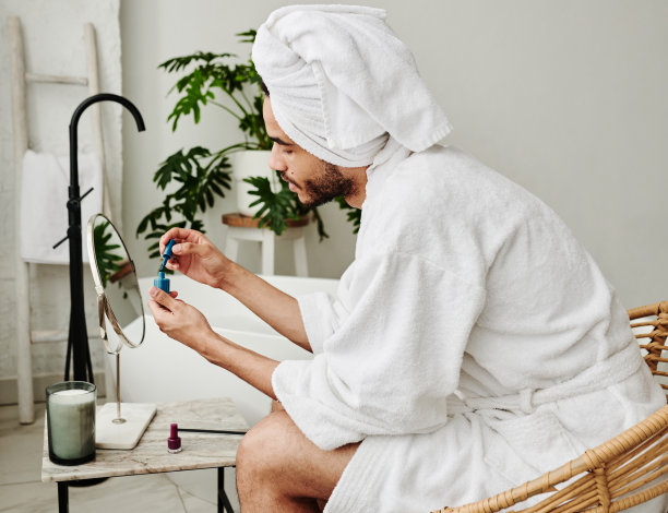 年轻人在涂指甲图片下载