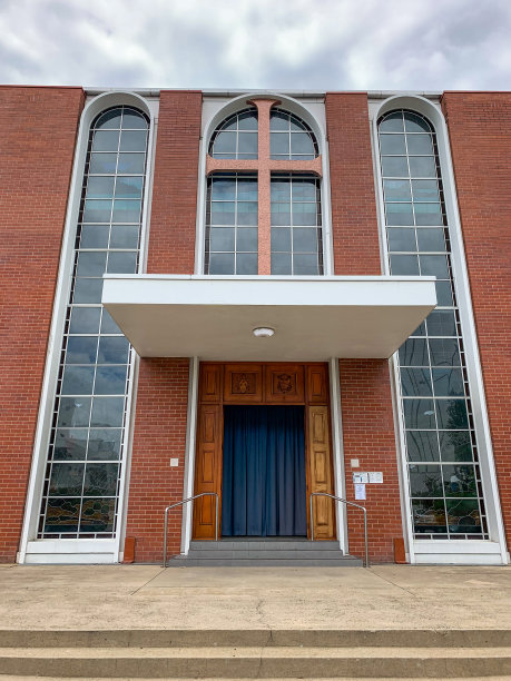 澳大利亚凯恩斯，阿伯特街，圣莫尼卡大教堂外图片下载