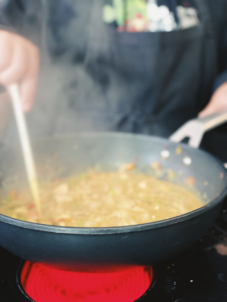 一起在厨房里准备椰子食谱图片下载