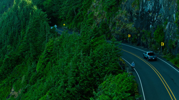 俄勒冈海岸公路上的背包客-空中图片下载