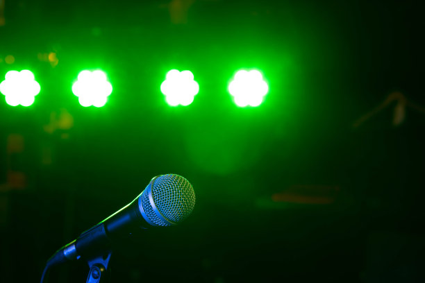 脚上的麦克风图片下载