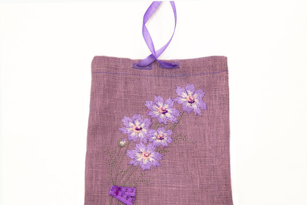 紫色亚麻袋绣花存储袋小项目，为干草本，芳香袋，内部细节。孤立在白色背景。图片下载