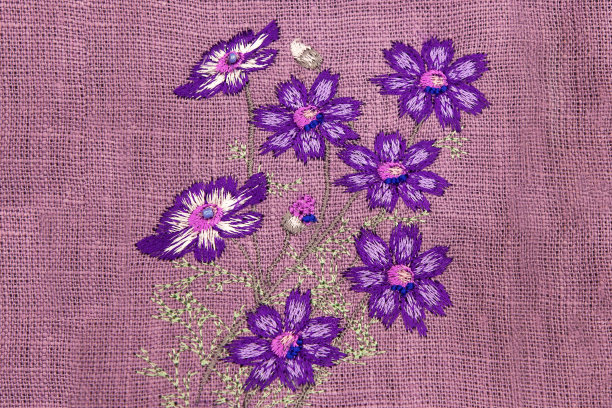 机器绣花在紫色亚麻布上花的形式，爱好，手工。图片下载