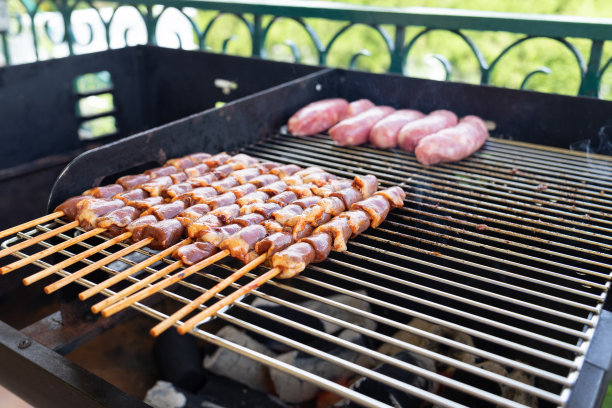 烤架上的鸡心和香肠图片下载