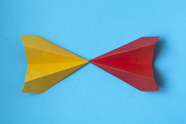蓝色背景上的多色纸飞机。领导力、团队精神和勇气。图片下载