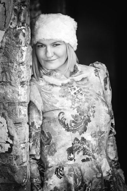 一个穿着冬衣、戴着冬帽的美丽女人(Ushanka)。一个被遗弃的城堡里的美女。图片下载