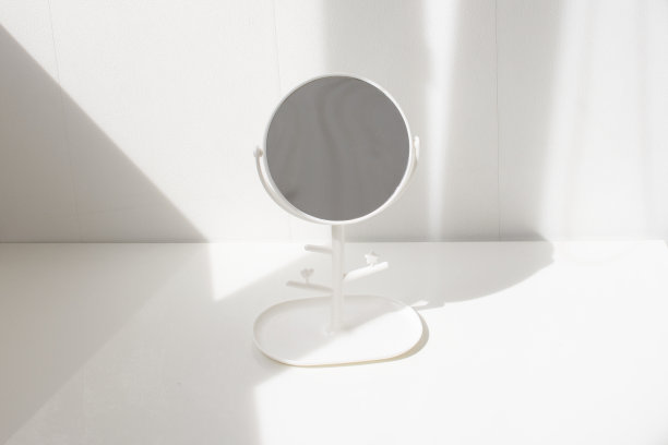 梳妆台上的化妆镜，带有放大镜图片下载