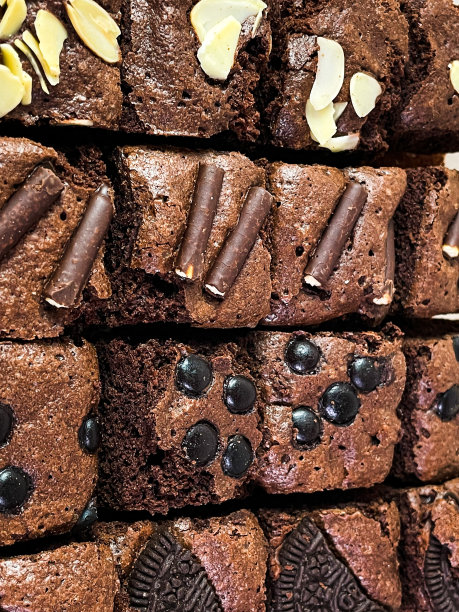 近距离观察美味的巧克力蛋糕与多种浇头变体图片下载