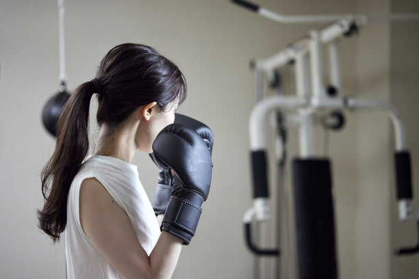一位年轻的日本女子正在练习拳击图片下载