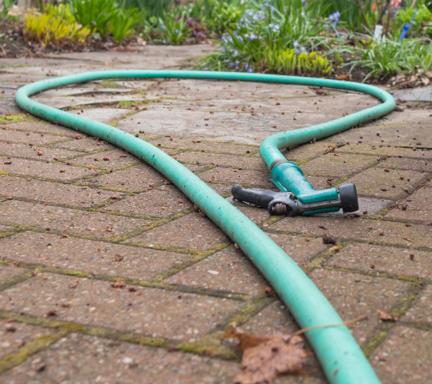 近距离观察花园软管躺在地上图片下载