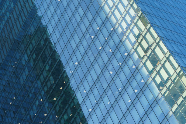 阳光明媚的日子里，莫斯科的办公楼外部图片下载