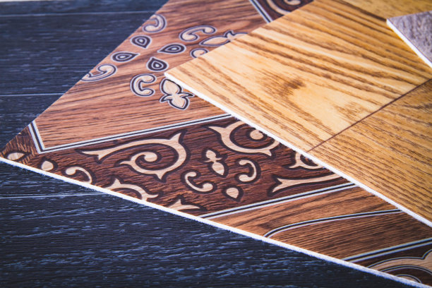 油毡防水性能。厨房里的防水油毡。样卷。图片下载