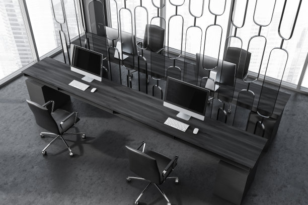 带电脑和座椅的办公室内部俯视图，窗户可以看到城市景色图片下载