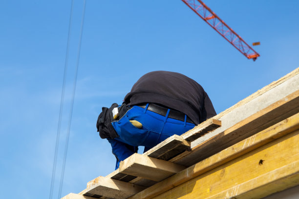 在新公寓楼上工作的泥瓦匠图片下载