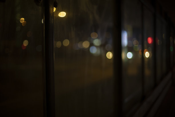 晚上公共汽车站的玻璃。城市环境的细节。图片下载