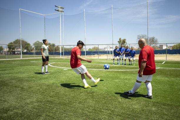 朋友们踢足球图片下载