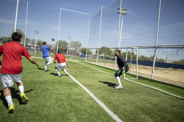 朋友们踢足球图片下载