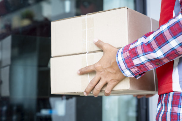 送货员给客户寄包裹。图片下载