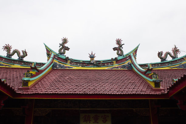 龙的装饰和红瓦屋顶祭拜儒家图片下载