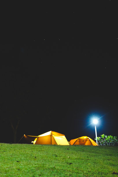 户外露营帐篷设置在夜间的山景中，露营在自然的概念中与夏季的旅行和冒险度假图片下载