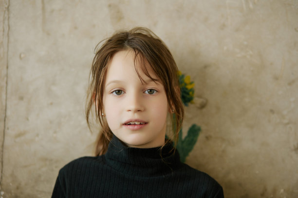 小女孩画图片下载