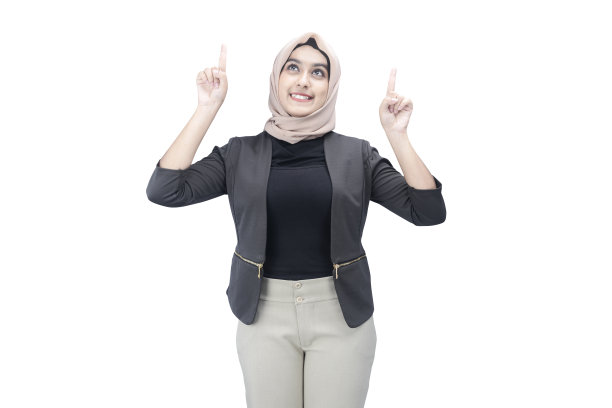 戴头巾的亚洲穆斯林女人站着，指着什么图片下载