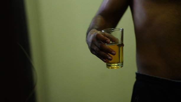 男人手持酒杯品酒图片图片下载