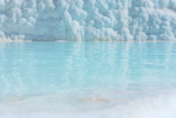 离焦的自然背景与美丽的热水在白色石灰石梯田。健康和健康的概念。大自然的美丽图片下载