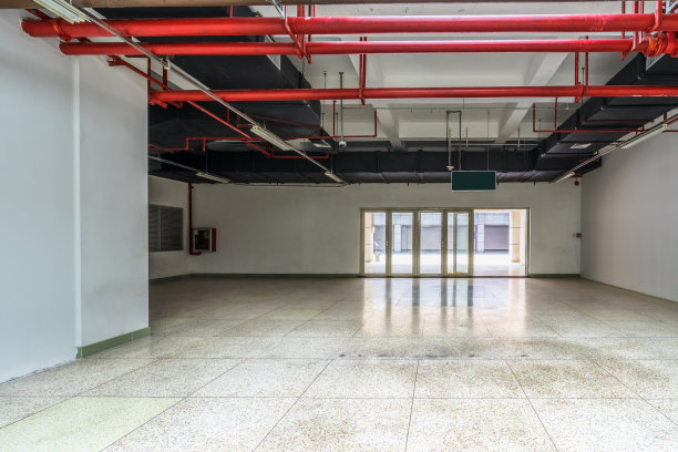 背景为混凝土地面的工厂或仓库建筑。图片下载