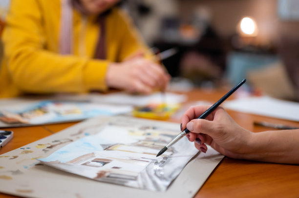 手刷上面的水彩画。彩色的中世纪城市街道上的纸板。图片下载