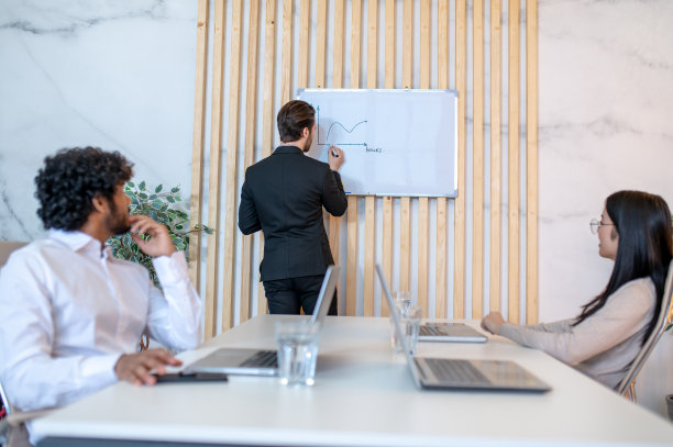 向同事做报告的公司员工图片下载