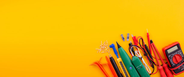 黄色背景上修理汽车电线的工具的安排。图片下载