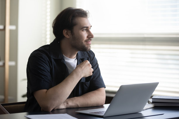 有思想的梦想家在工作场所思考工作项目的想法图片下载