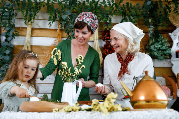 小女孩和她的妈妈和奶奶一起做饭图片下载